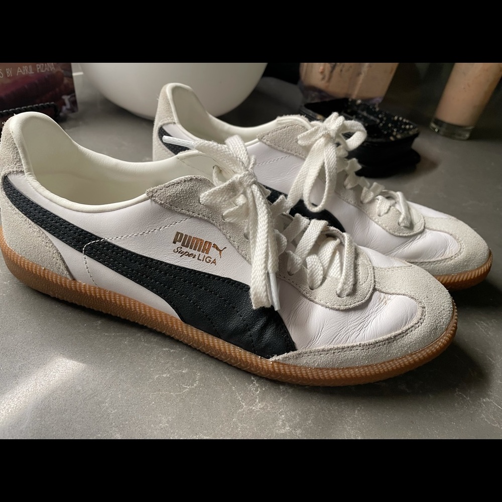 Like new men’s Puma indoor soccer style casual shoes.